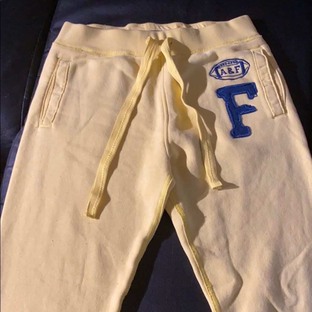Abercrombie&Fitch yellow sweatpants